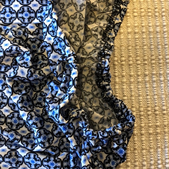 Max Studio small blue pattern sleeveless blouse - Picture 7 of 8